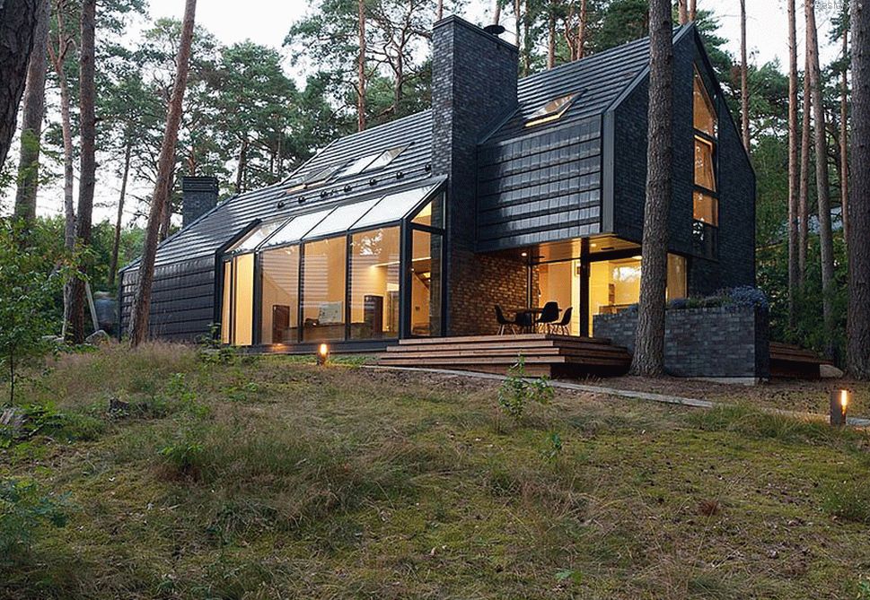 Rumah hitam unik dari Latvia